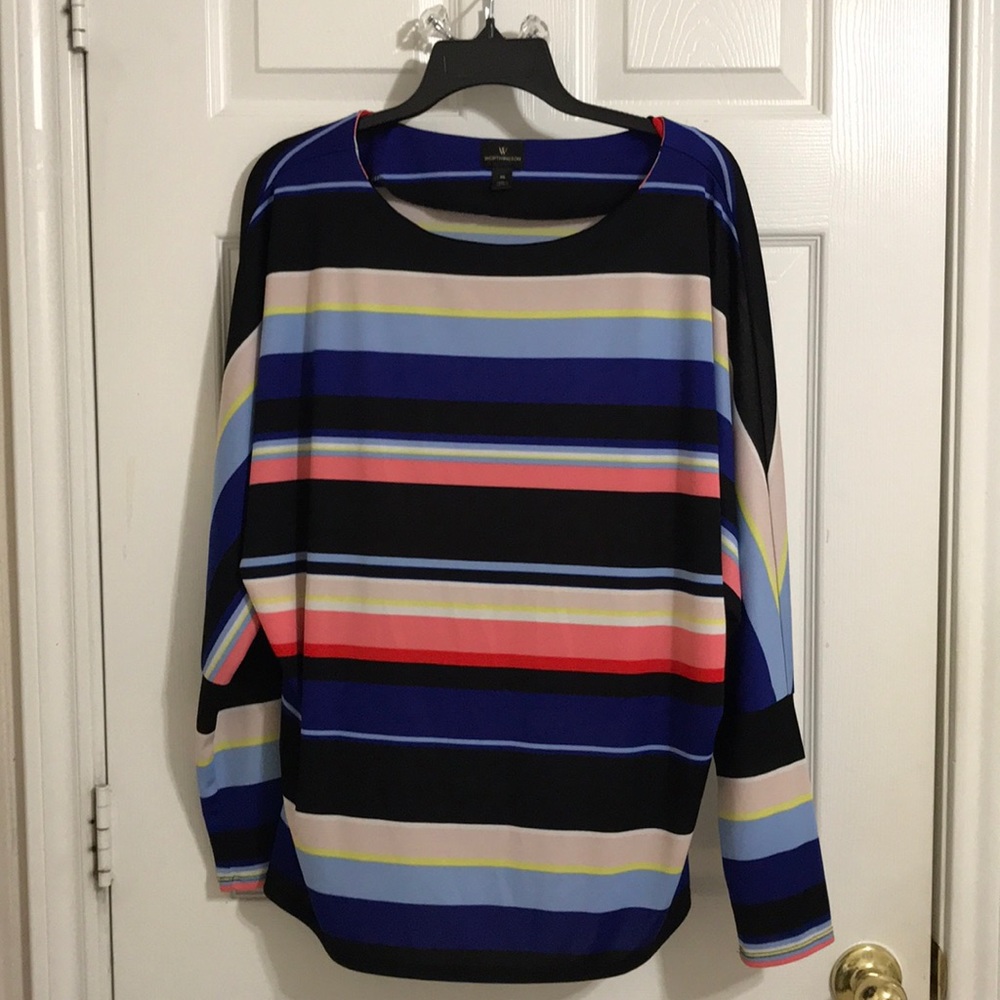 Blouse with long sleeve.